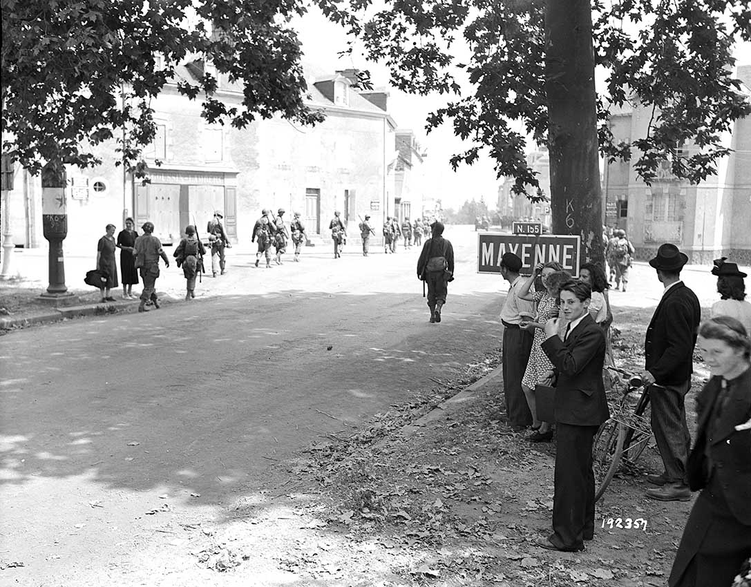 Soldats américains entrant dans Mayenne le 6 août 1944.
