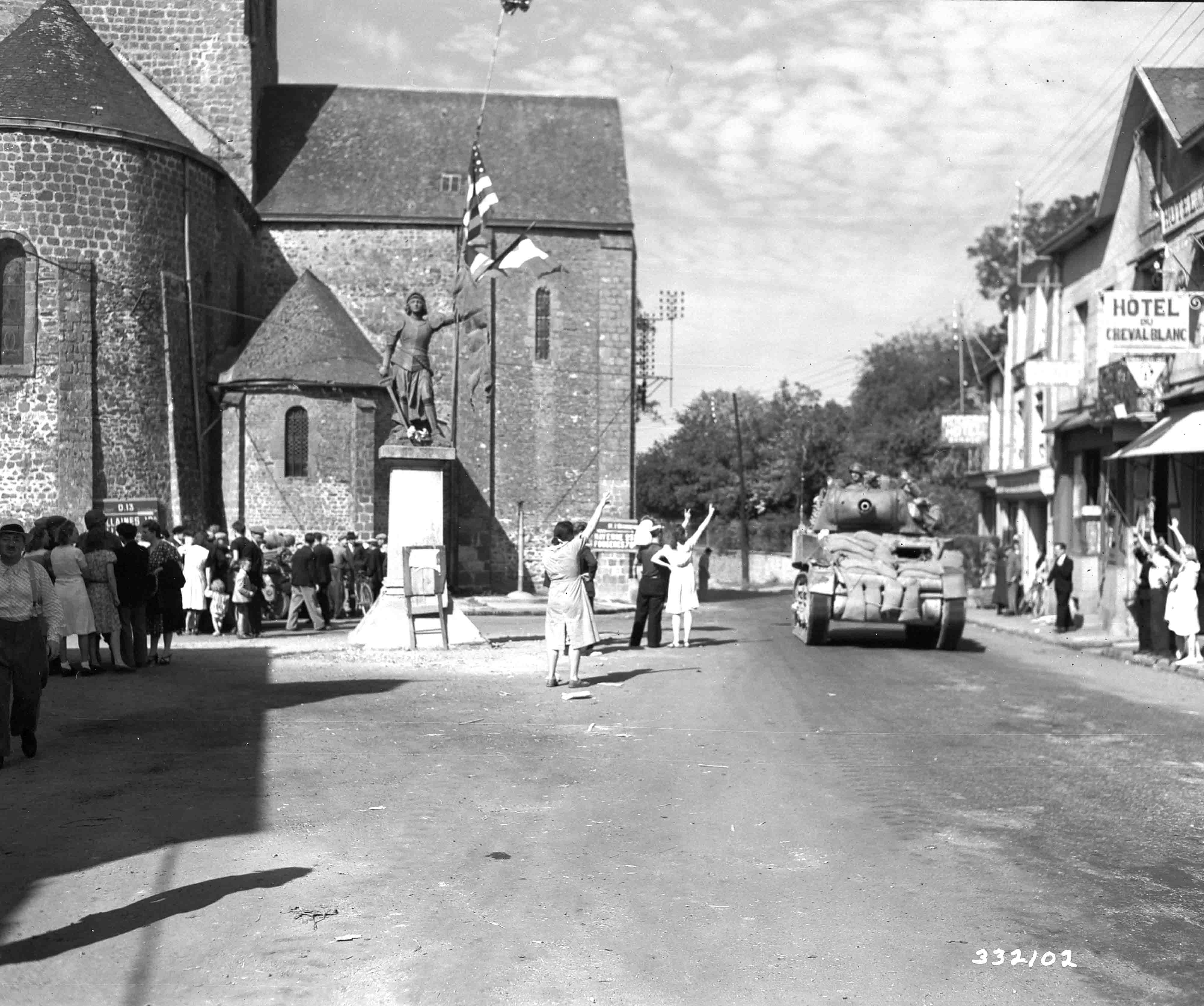 Arrivée d'un tank américain de la 3e DB près de l'église de Javron, salué par quelques passants, le 13 août 1944.